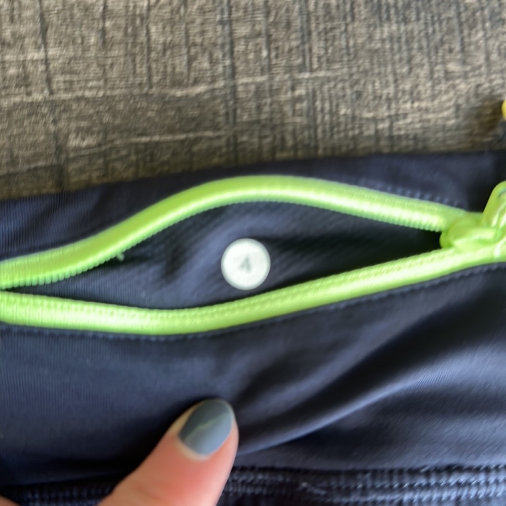 Lululemon shorts size 4 - Picture 5 of 7